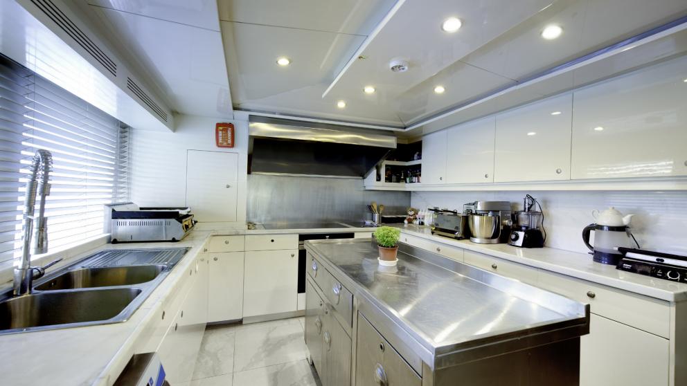 A simply furnished kitchen with many kitchen appliances invites you to cook on the Vetro.